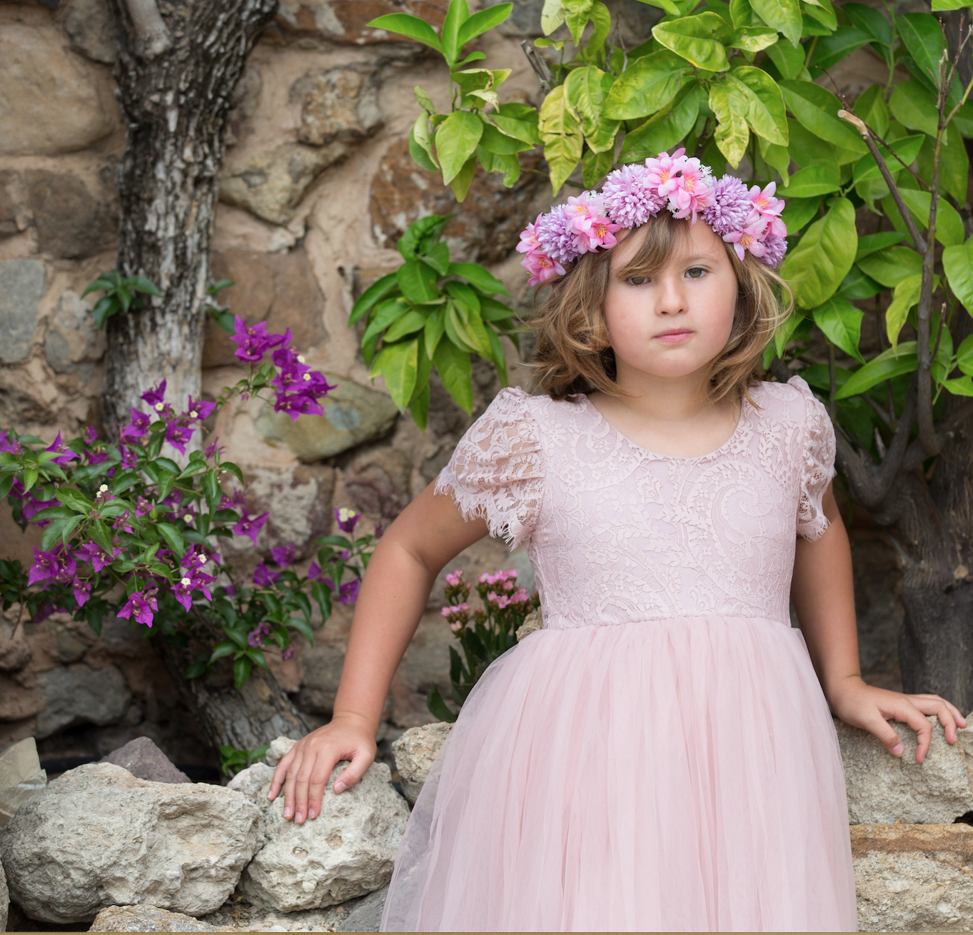 Mignonne Petite Fille 3-4 Ans Portant Le Bandeau De Fleurs À L