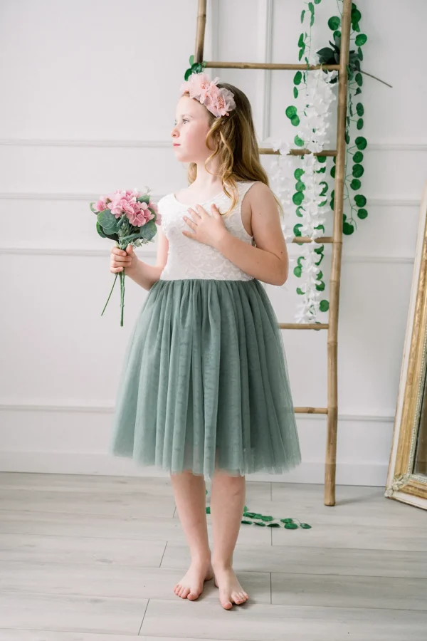 Robe de cortège enfant Zoé vert sauge sans manche