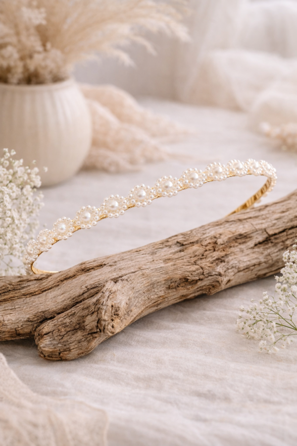 Serre-tête en perles blanches enfant – Accessoire cheveux cérémonie élégant.