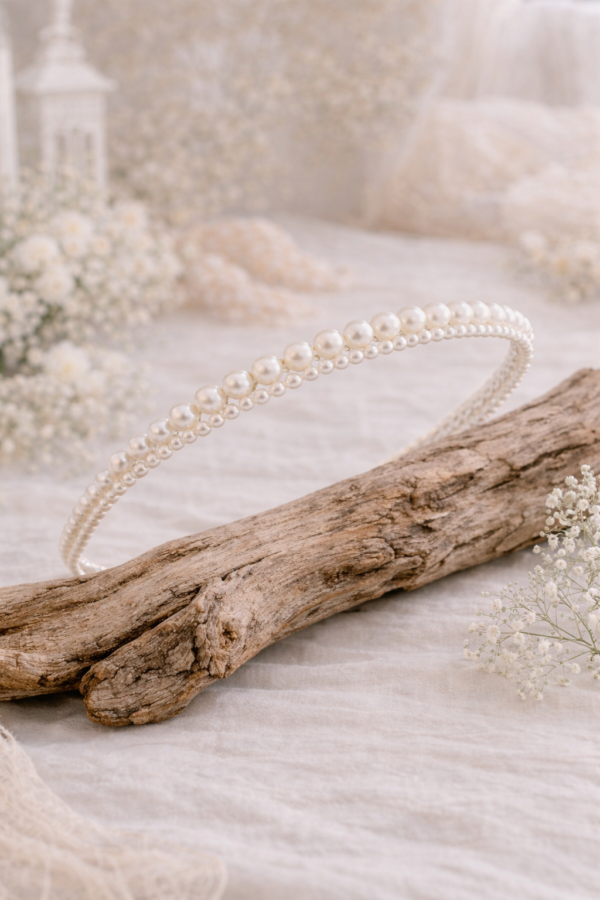 Un serre-tête en perles blanches pour sublimer les coiffures d’enfant lors des plus belles cérémonies.